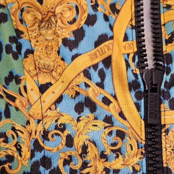 Elegant Long Sleeve Dress with Blue and Yellow Patterns - Picture 2 of 6